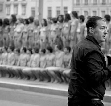 WhatsApp Image 2025-04-17 at 12.43.01 Spencer Tunick, el fotógrafo que desnudó a 4 mil chilenos: “Regresé para hacer otra instalación”