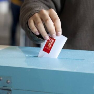 Votantes indecisos ¿Quién conquistará al Chile silencioso? El 52% de los votantes aún no decide y estas son las cartas sobre la mesa