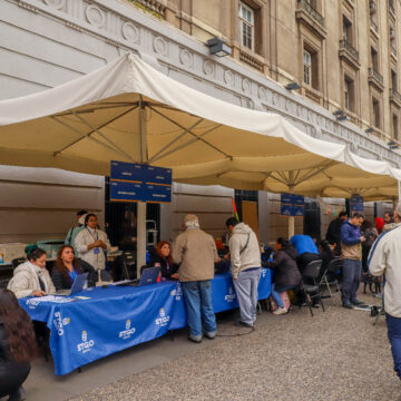 WhatsApp Image 2025-05-19 at 16.16.09 Municipalidad de Santiago realiza exitosa feria de servicios en el marco de la corrida capitalina