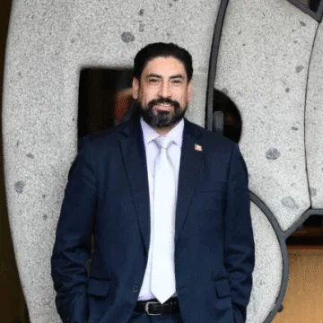 “Me fui solo, porque nadie me iba a echar”: Rubén Oyarzo, el diputado rebelde que juega de local en el distrito más duro de Chile