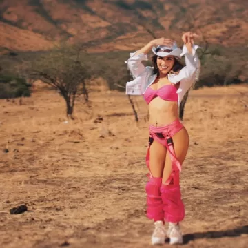 “Nina, la que brilla”: La talentosa mujer de la cumbia tropical y su meteórico ascenso en Chile