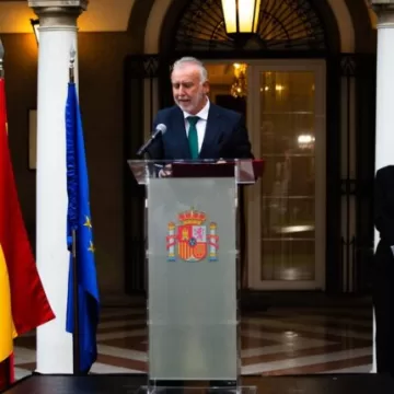 España concede nacionalidad a más de 36 mil descendientes de exiliados en Chile